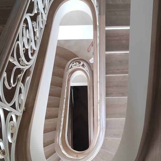 Кованая балясина крупным планом, растительный узор