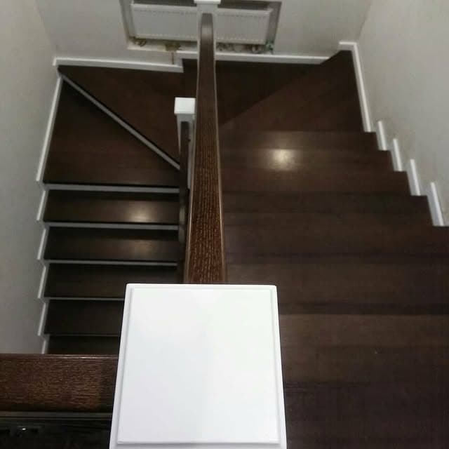 Дубовый поручень с кованым ограждением