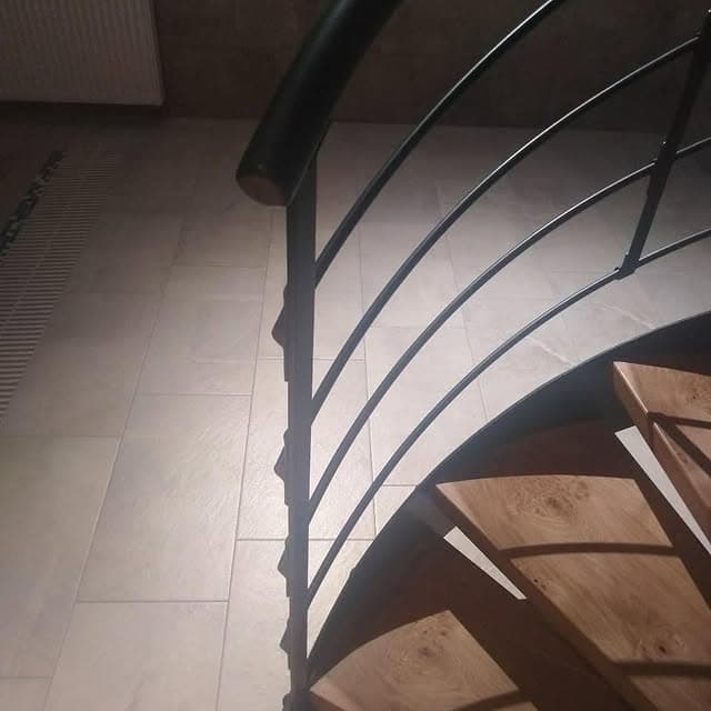 Винтовая лестница с дубовыми ступенями в зону бассейна