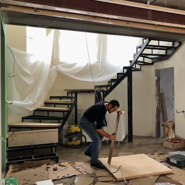 Ступени из дубового шпона и металлический каркас